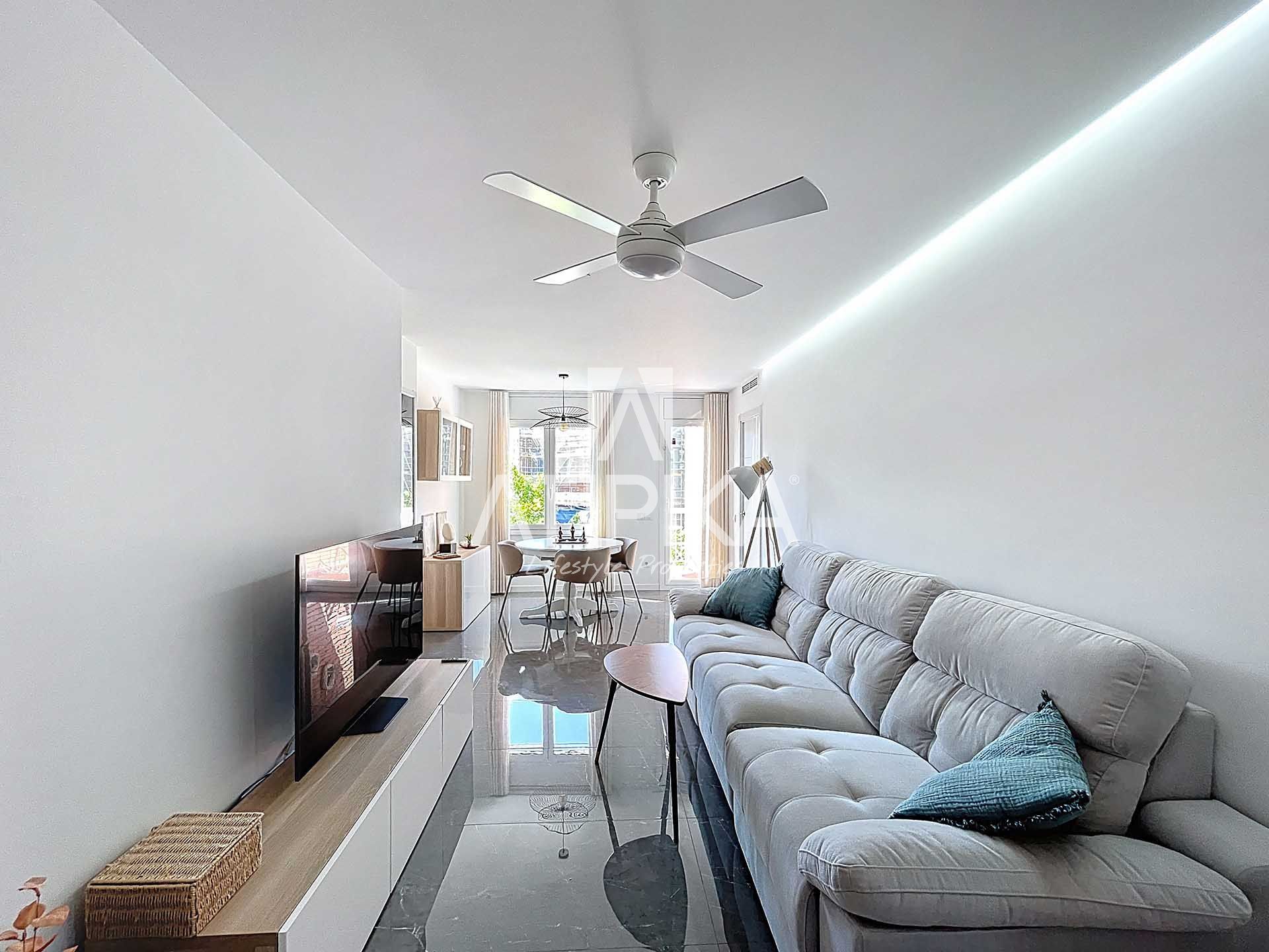 Living room of Flat for sale in  Barcelona Capital  with Air Conditioner, Oven and Washing machine
