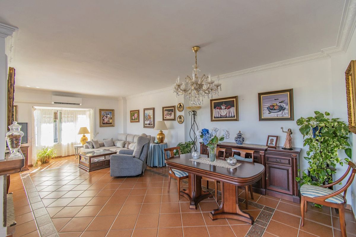 Sala de estar de Casa o chalet en venta en Marbella con Calefacción, Jardín privado y Terraza