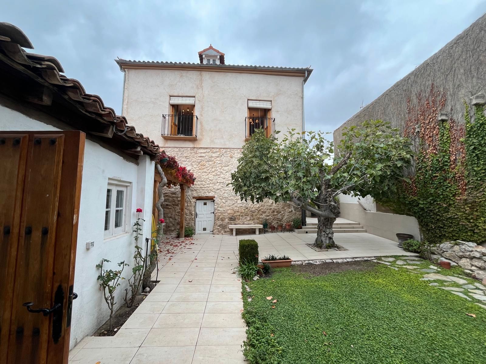 Vista exterior de Casa adosada en venda en Olivares de Duero amb Calefacció, Jardí privat i Moblat