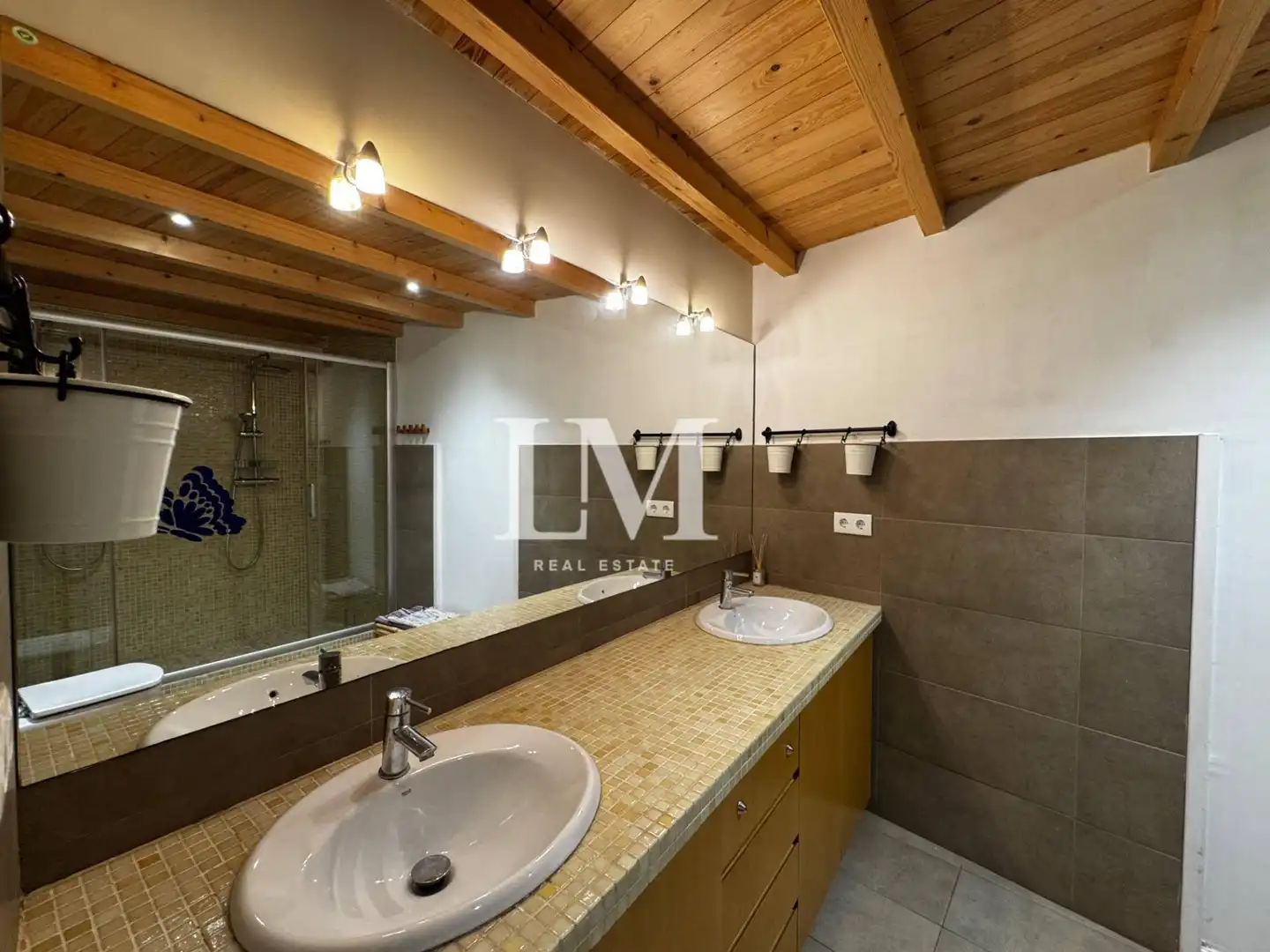 Bathroom of Apartments for rent in Ciutat Vella