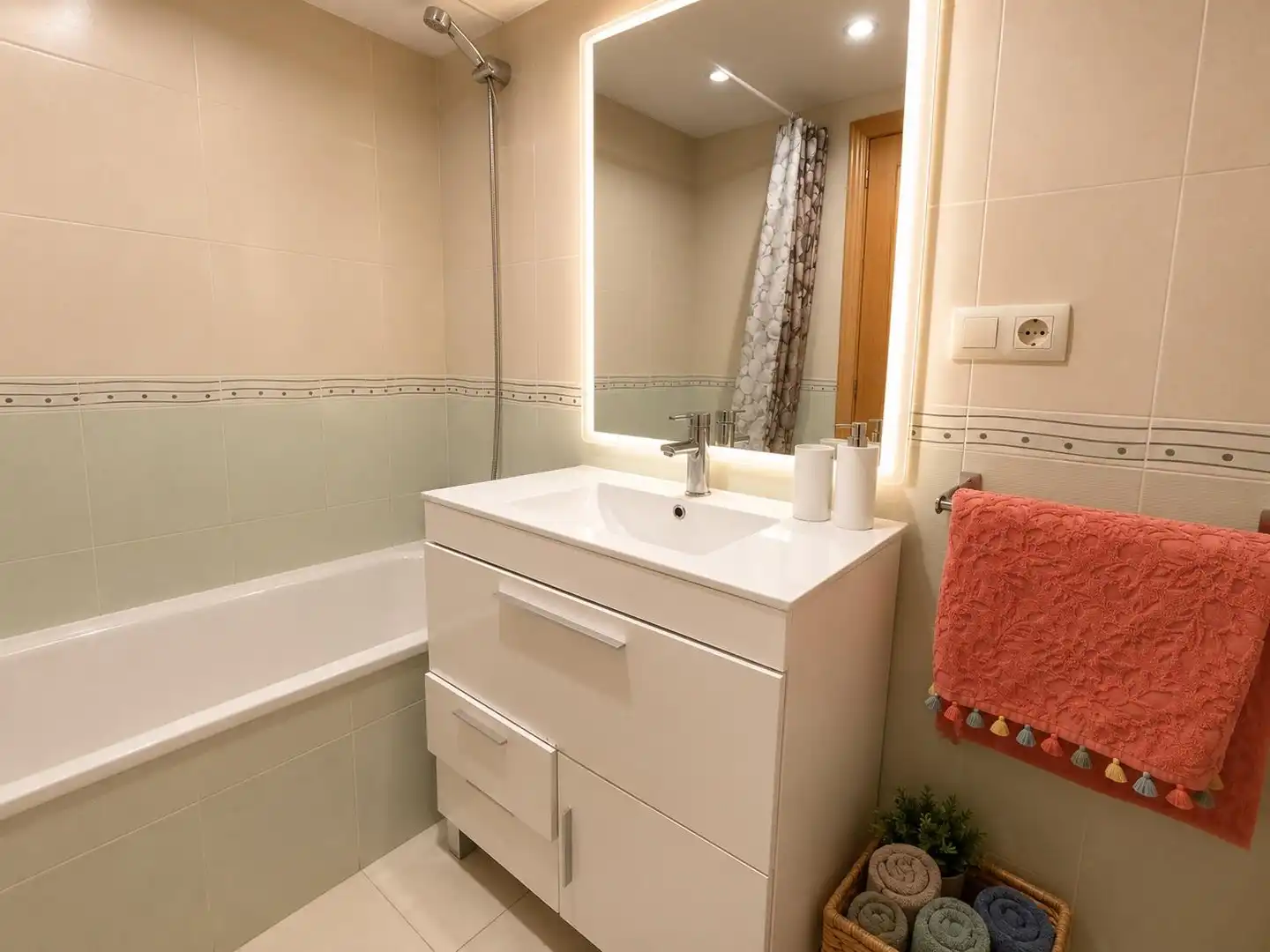 Bany de Apartament de lloguer en Dénia amb Aire condicionat, Calefacció i Jardí privat