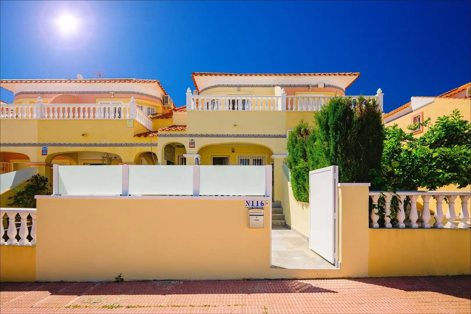 Vista exterior de Casa adosada en venta en Orihuela con Aire acondicionado, Terraza y Trastero
