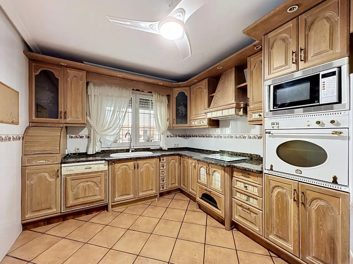 Kitchen of Detached homes for sale in Roquetas de Mar