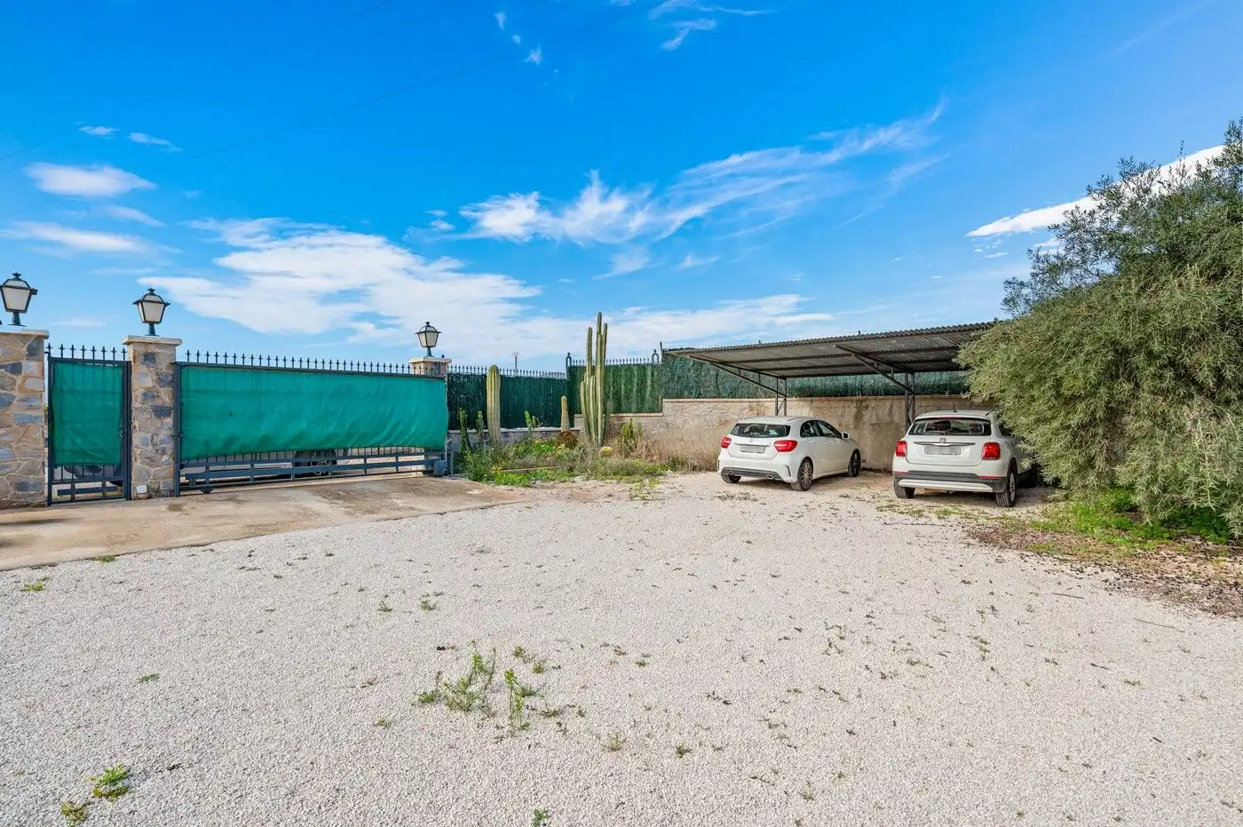Aparcament de Casa o xalet en venda en Elche / Elx amb Jardí privat, Terrassa i Piscina