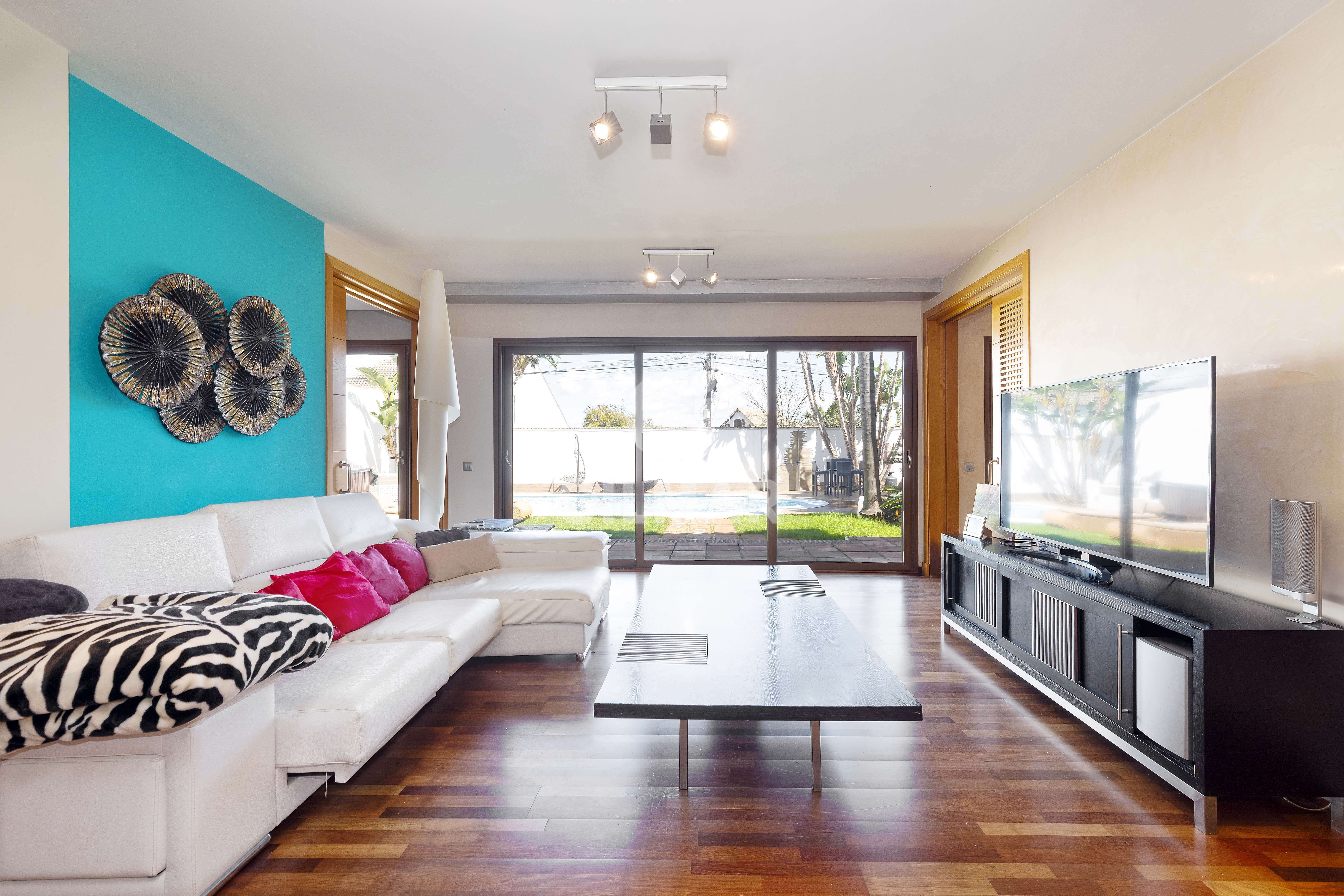 Sala d'estar de Casa o xalet en venda en Dos Hermanas amb Piscina