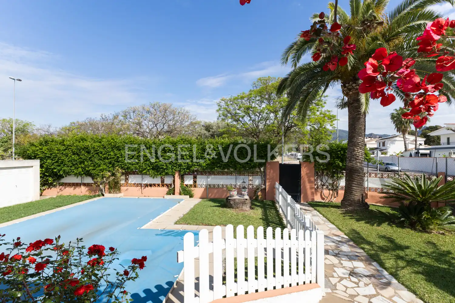 Vista exterior de Casa o xalet en venda en Benicasim / Benicàssim amb Calefacció, Jardí privat i Terrassa