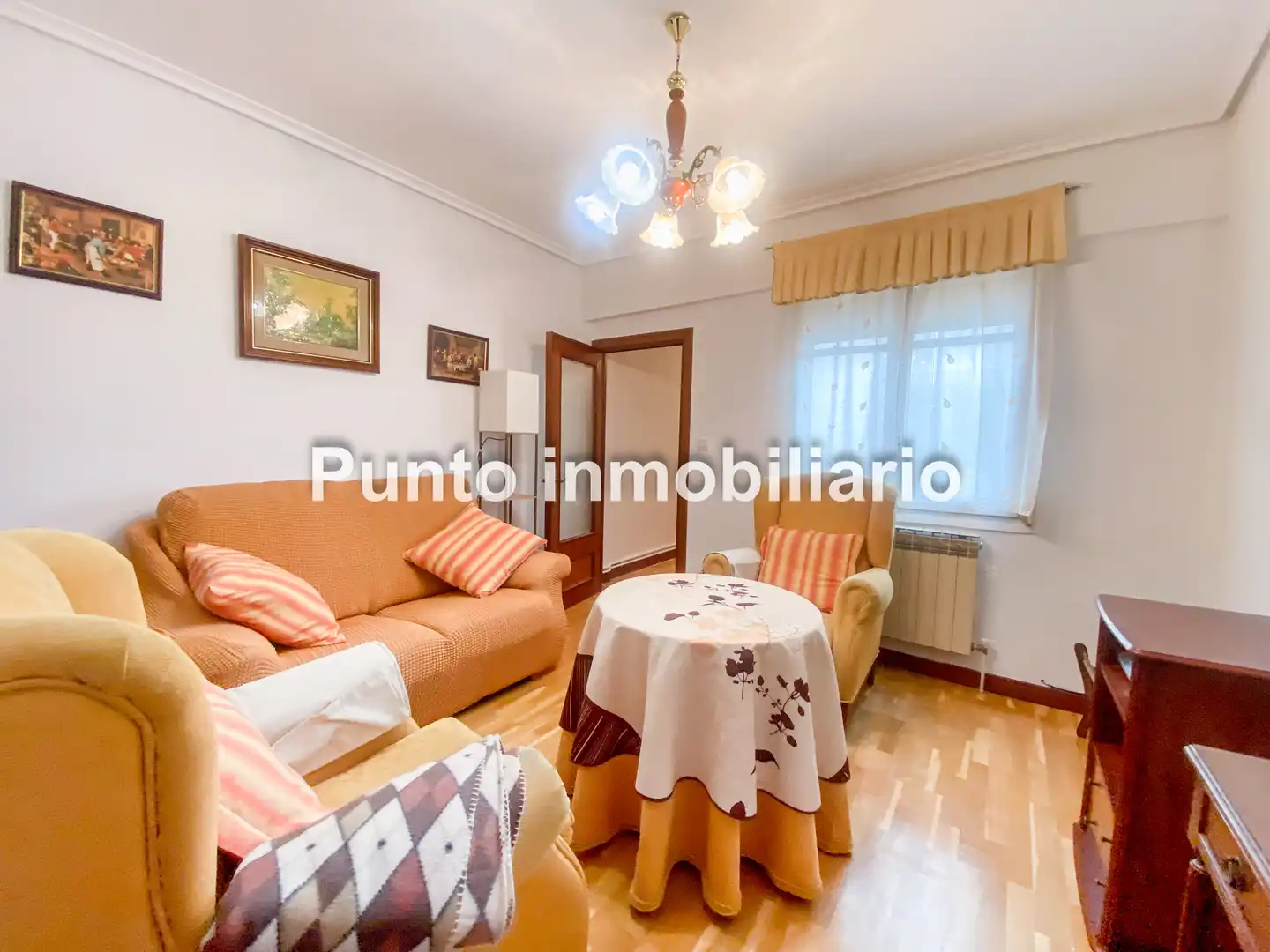 Sala d'estar de Pis de lloguer en Valladolid amb Calefacció, Parquet i Terrassa