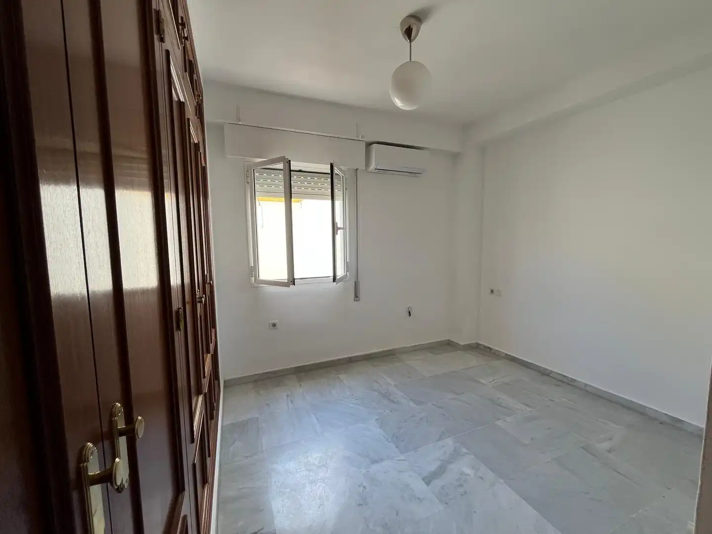 Schlafzimmer von Wohnung zur Miete in Sevilla mit Klimaanlage