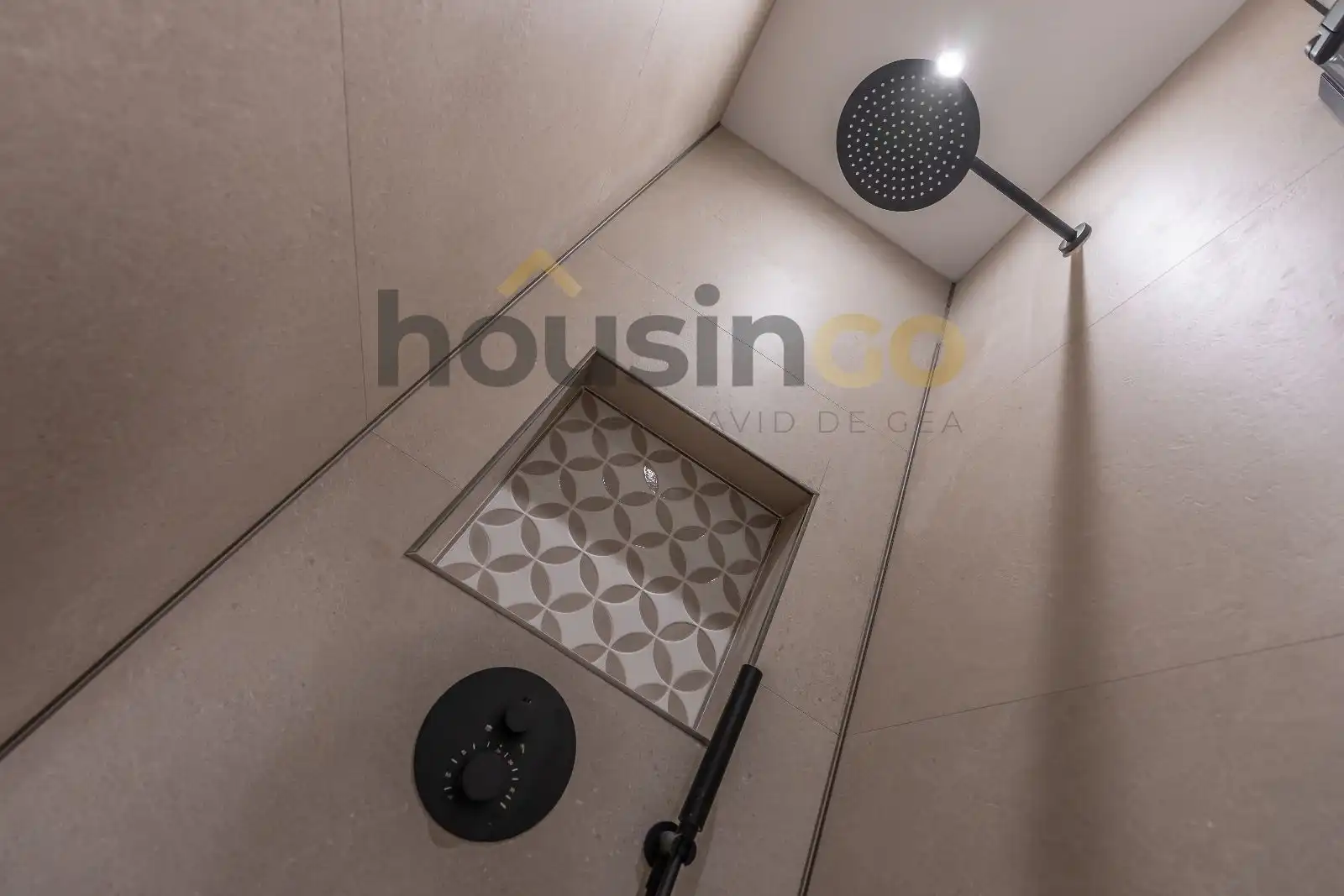 Bathroom of Flat for sale in Madrid  with Air Conditioner, Heating and Terrace