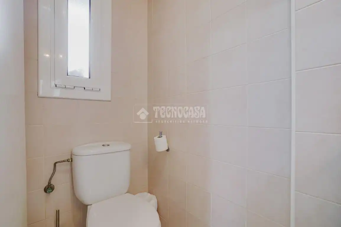 Badezimmer von Einfamilien-Reihenhaus zum Verkauf in Terrassa mit Klimaanlage, Heizung und Terrasse