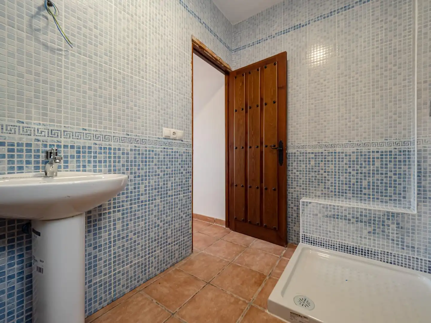 Baño de Finca rústica en venta en Viñuela con Terraza, Piscina y Alarma