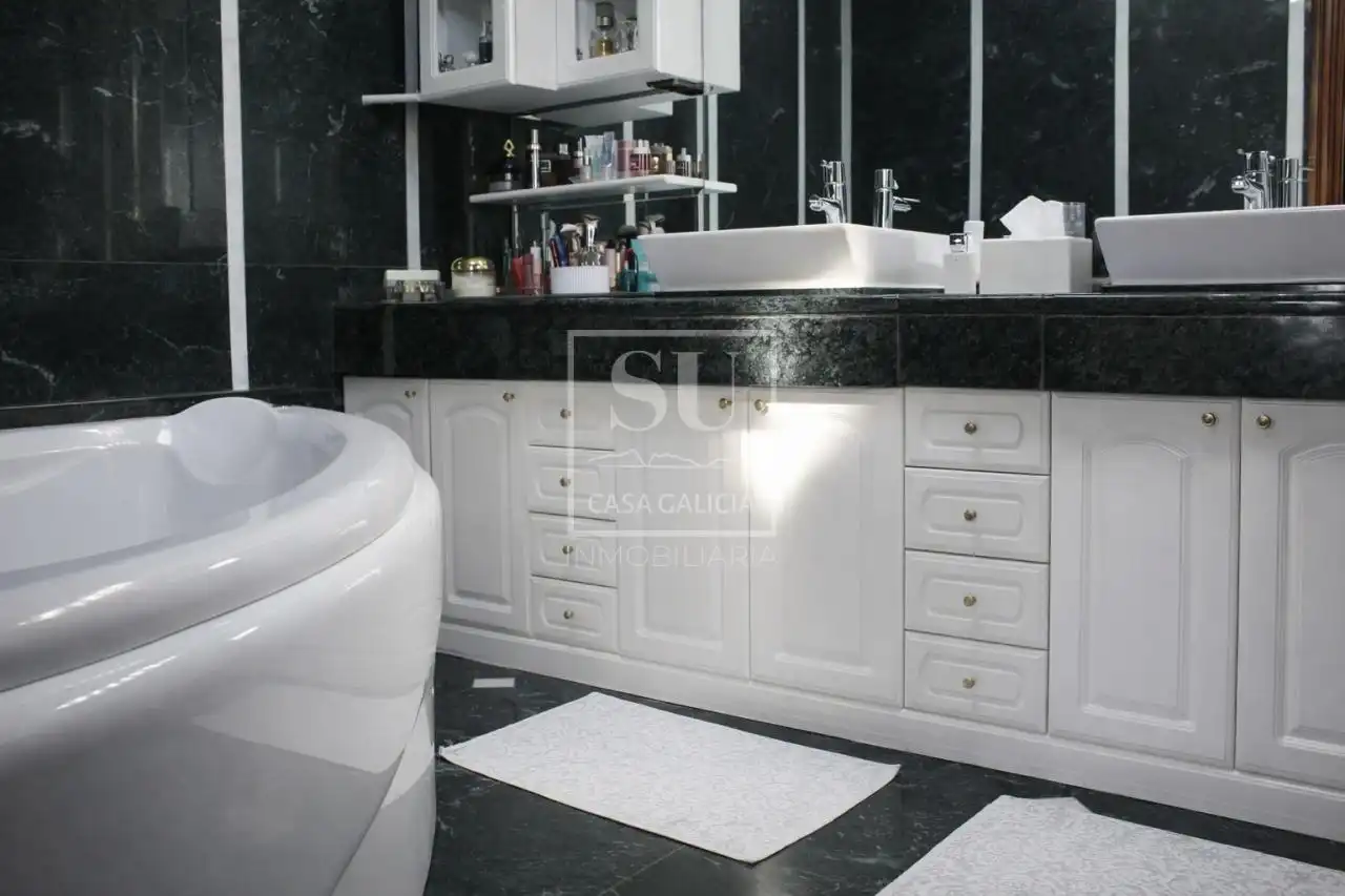 Baño de Casa o chalet en venta en Vigo  con Calefacción, Jardín privado y Parquet