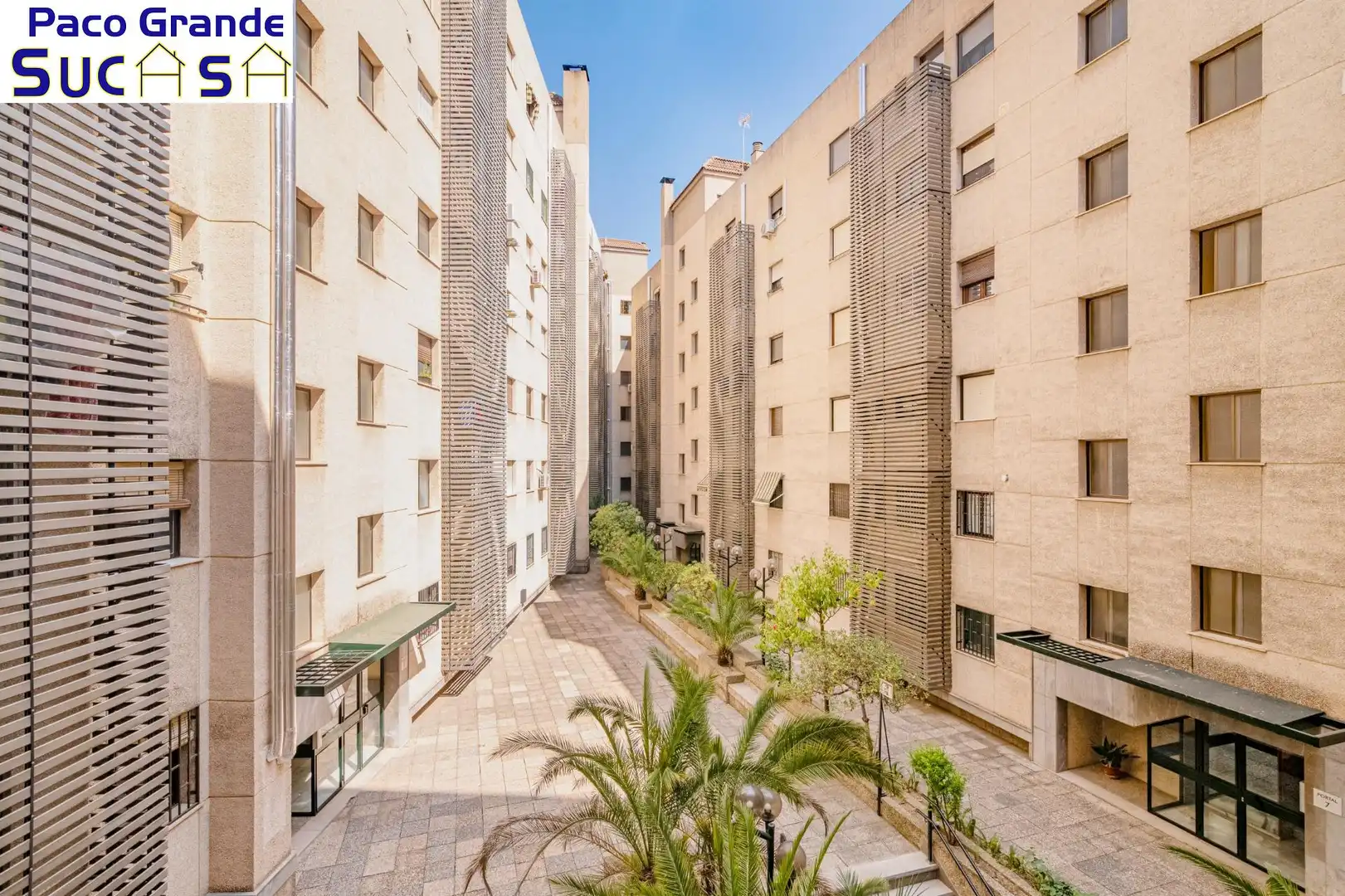 Vista exterior de Pis en venda en Granada amb Calefacció i Moblat