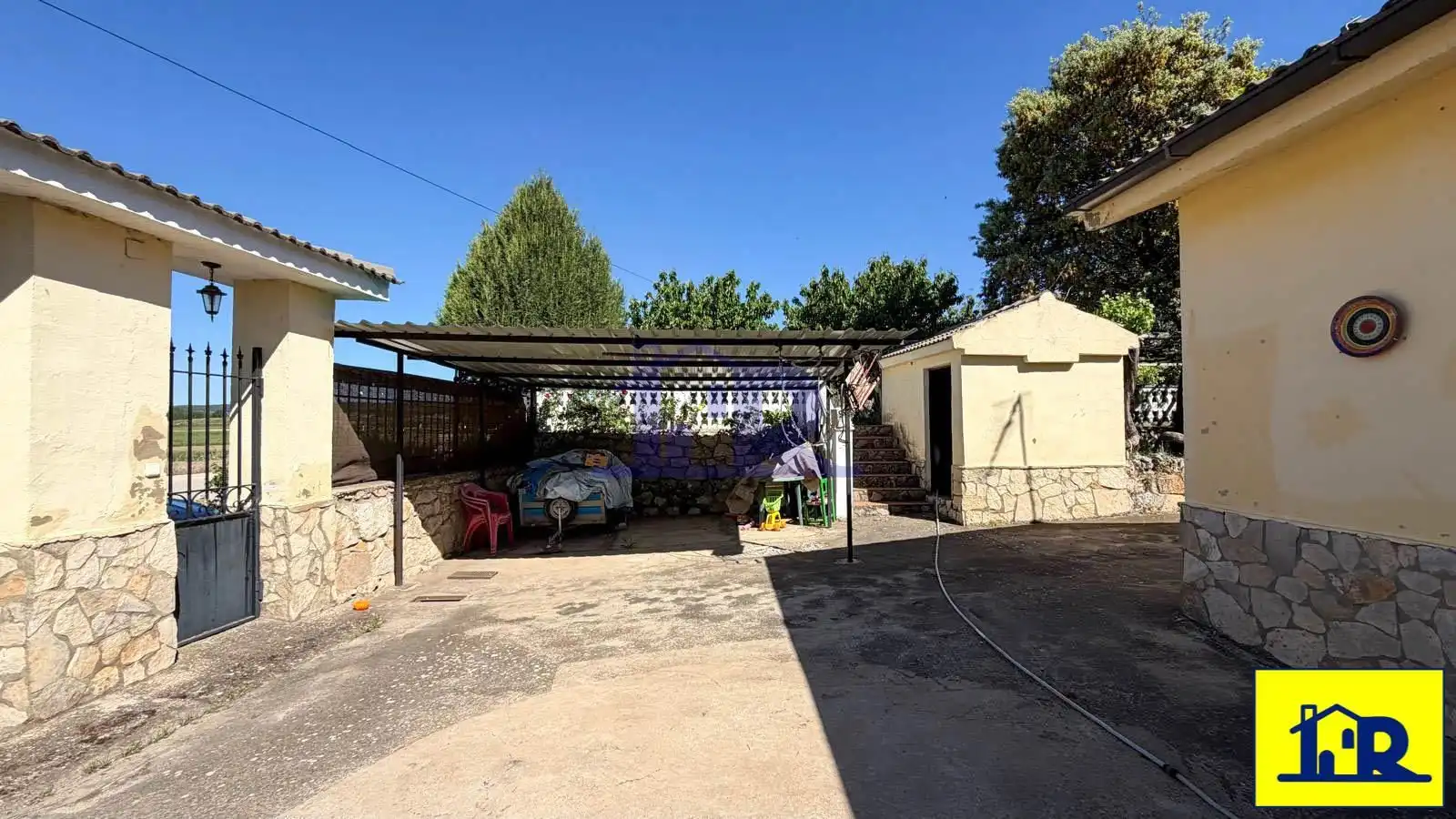 Vista exterior de Casa o xalet en venda en Cañada del Hoyo amb Calefacció, Terrassa i Traster