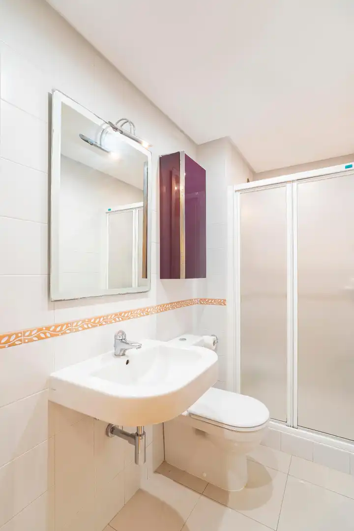Badezimmer von Wohnungen zum Verkauf in A Coruña Capital  mit Heizung, Parkett und Abstellraum