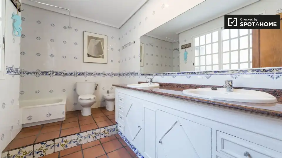 Badezimmer von Wohnung zur untervermieten in Valencia mit Klimaanlage, Heizung und Möbliert