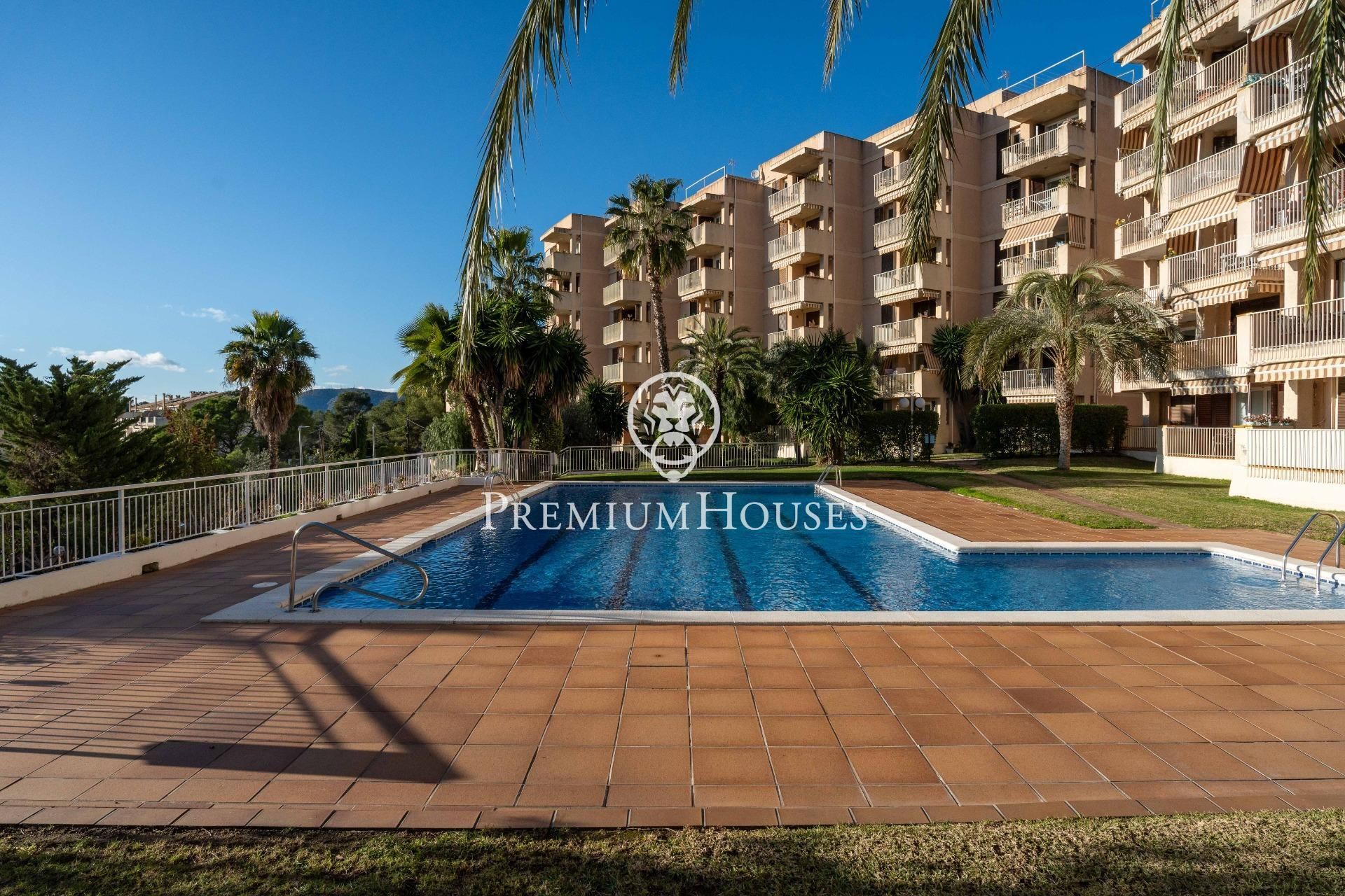 Swimming pool of Planta baja for sale in Sant Pere de Ribes  with Air Conditioner, Heating and Private garden