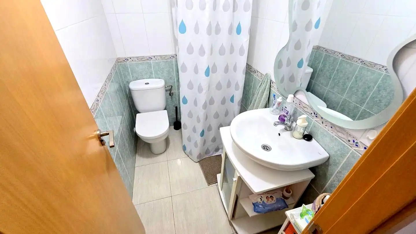 Baño de Apartamento de alquiler en Gandia con Aire acondicionado, Terraza y Piscina comunitaria