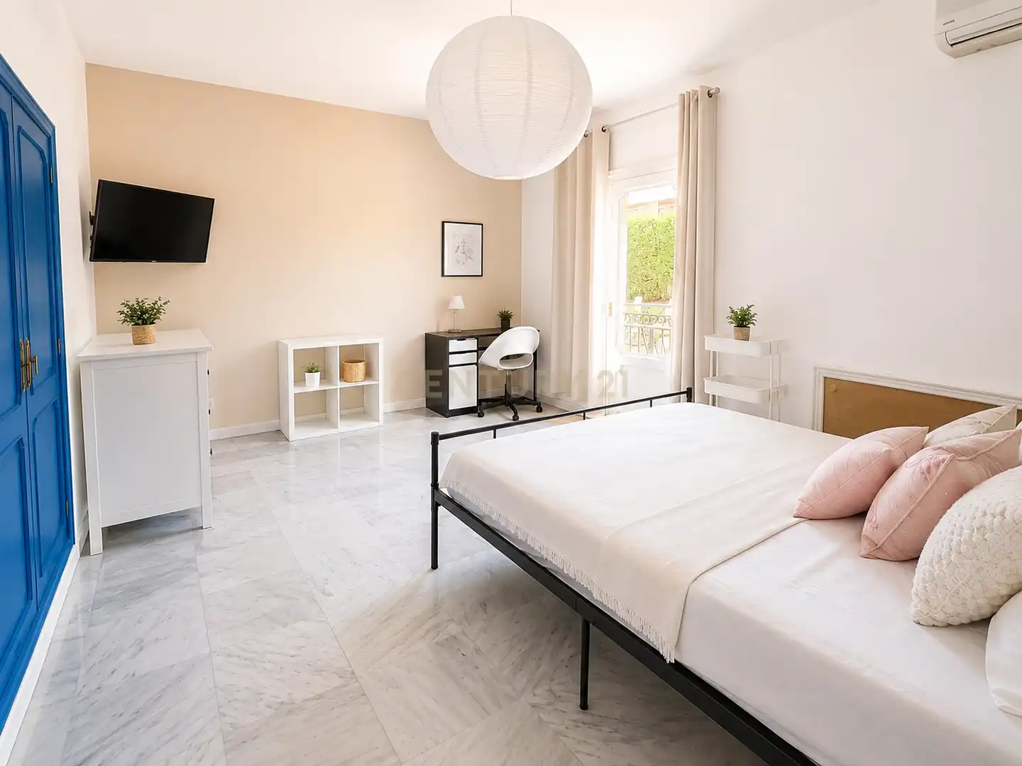 Schlafzimmer von Wohnungen zur Miete in Benalmádena mit Klimaanlage, Privatgarten und Schwimmbad