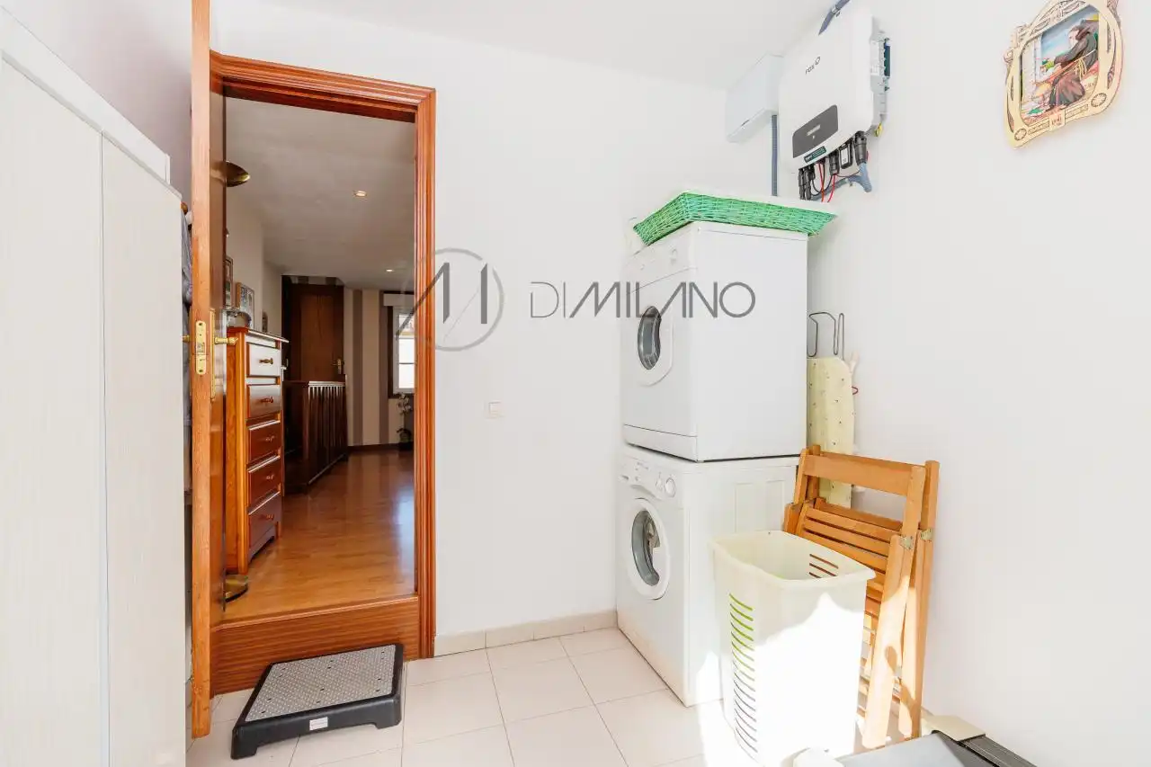 Casa adosada en venta en Vigo  con Calefacción, Jardín privado y Parquet