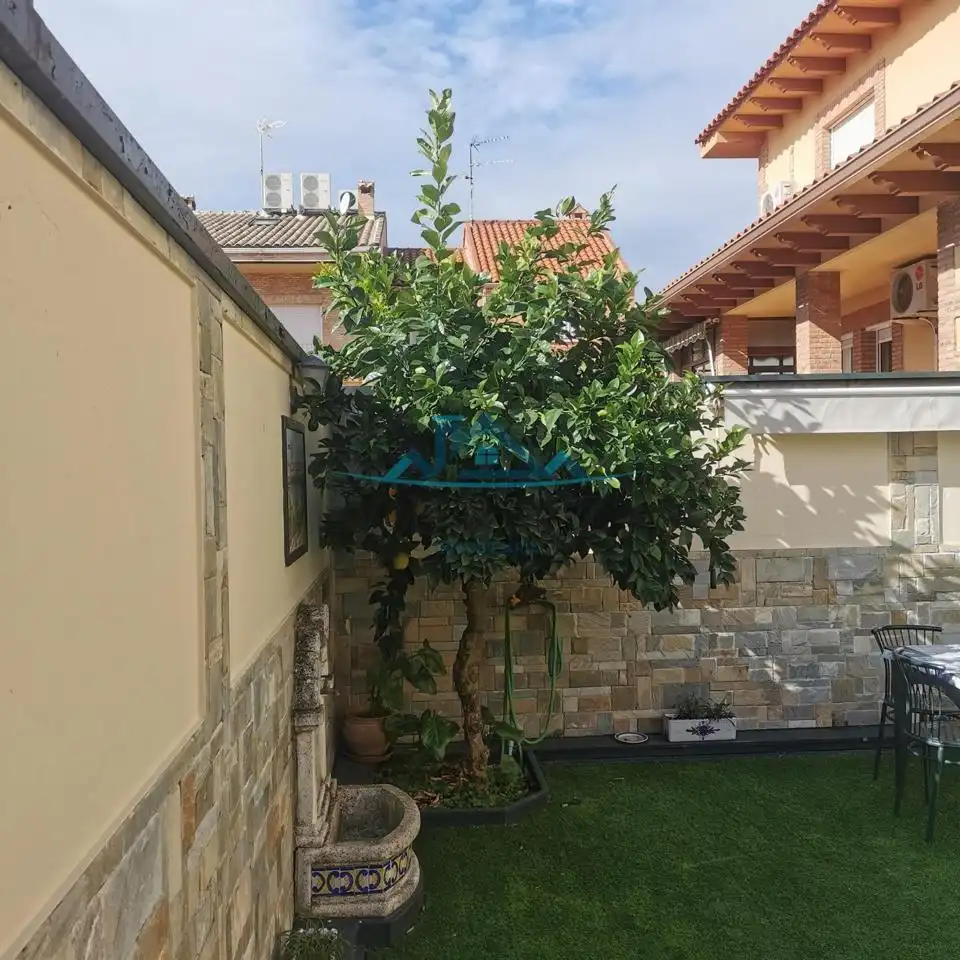 Jardí de Casa o xalet en venda en Talavera de la Reina amb Aire condicionat, Calefacció i Jardí privat