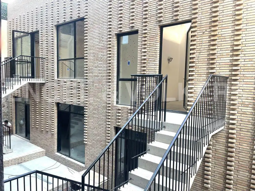 Vista exterior de Oficina en venda en Barcelona amb Aire condicionat i Terrassa