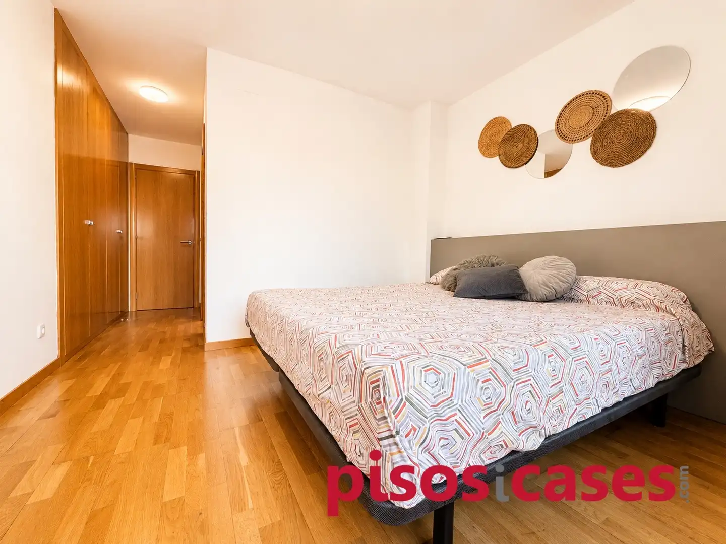 Dormitori de Pis en venda en Vic amb Calefacció, Parquet i Terrassa