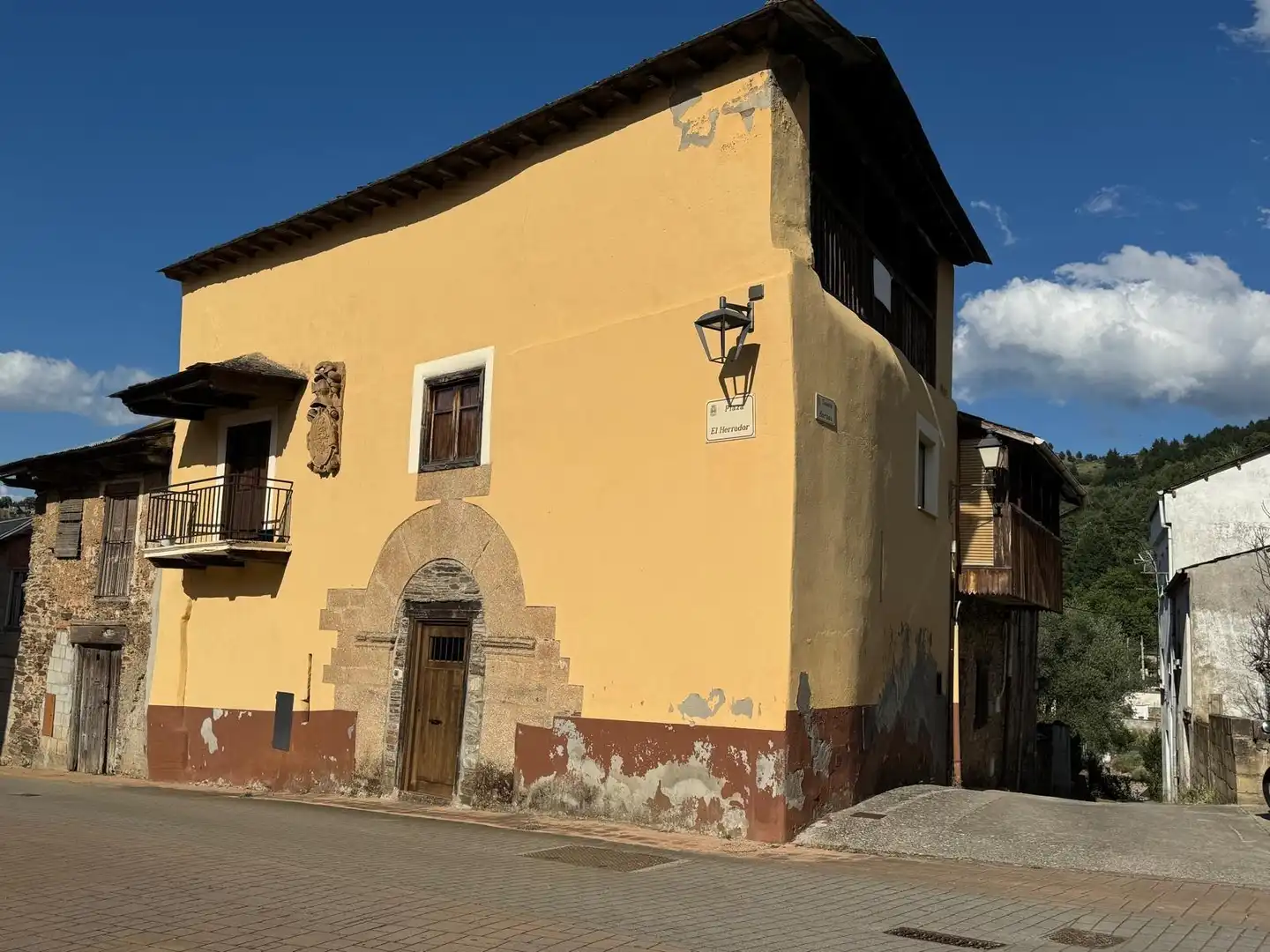 Vista exterior de Casa o xalet en venda en Ponferrada amb Terrassa i Balcó