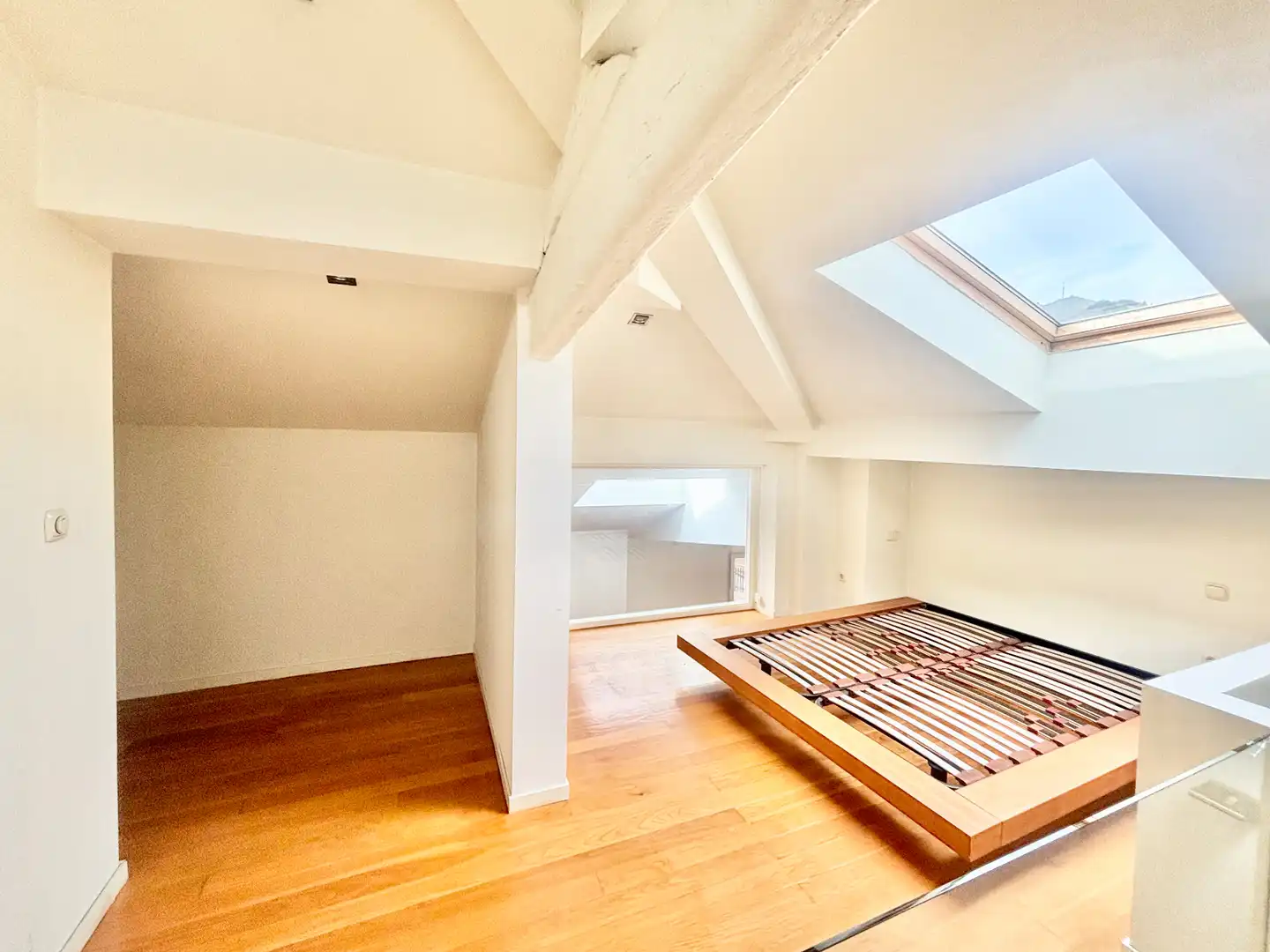 Schlafzimmer von Dachboden zum Verkauf in Ordizia mit Heizung, Ofen und Waschmaschine