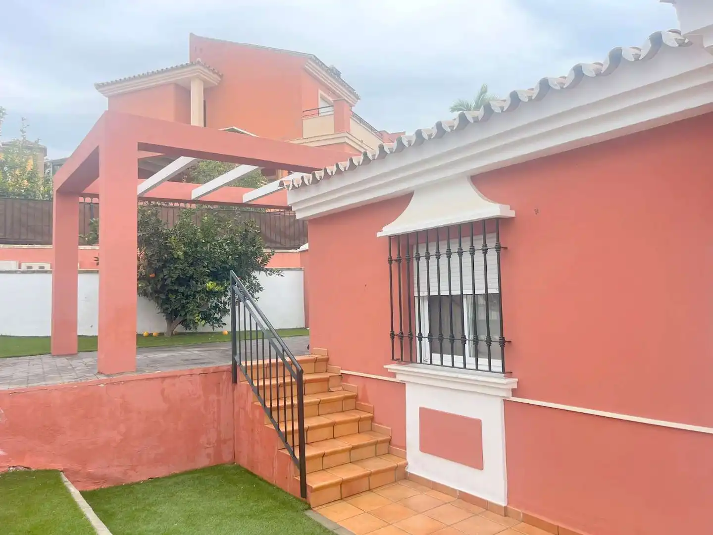 Vista exterior de Casa adosada en venta en Vélez-Málaga con Terraza y Piscina