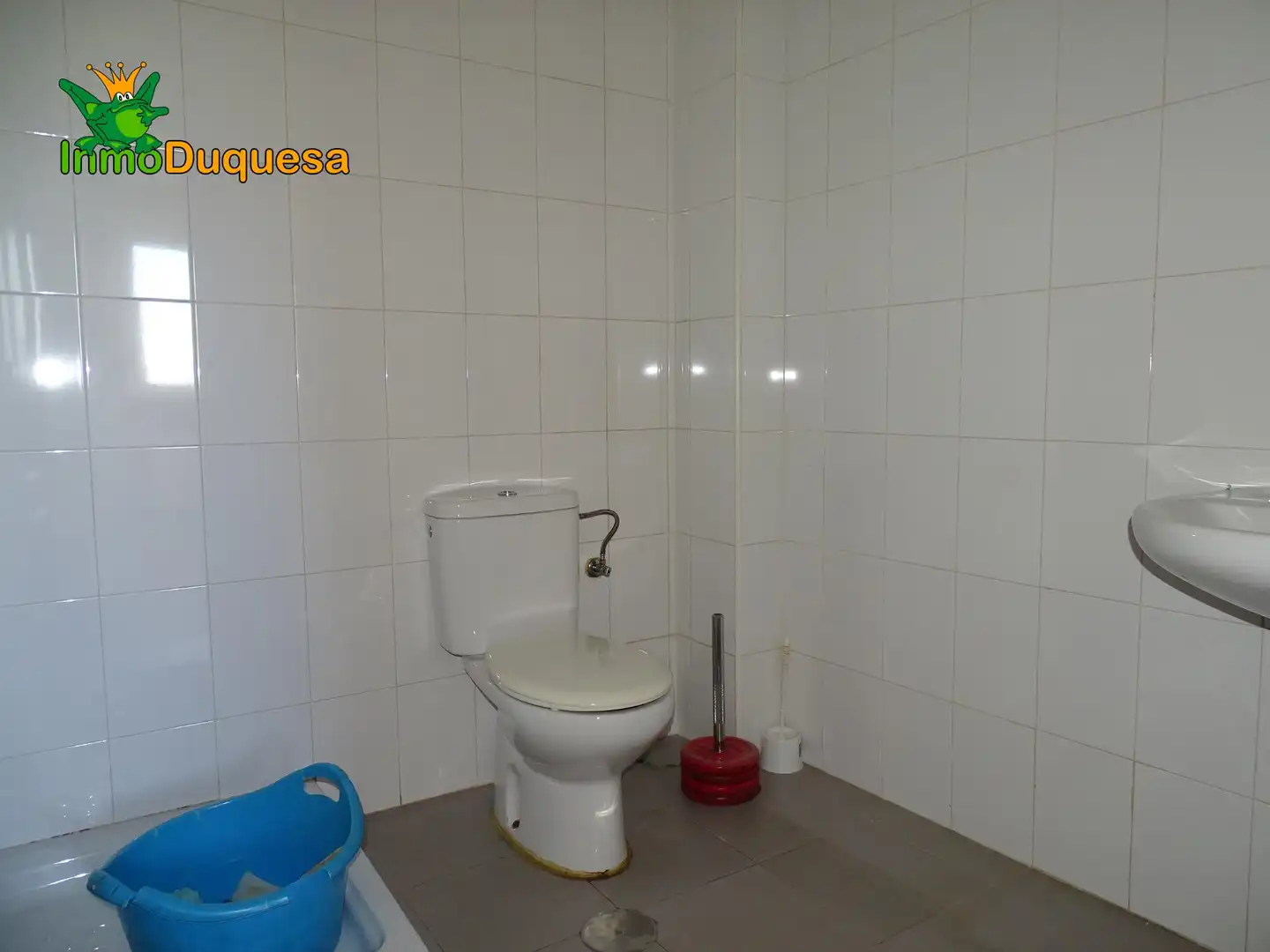 Bathroom of Flat for sale in Granada  with Air Conditioner, Heating and Storage room
