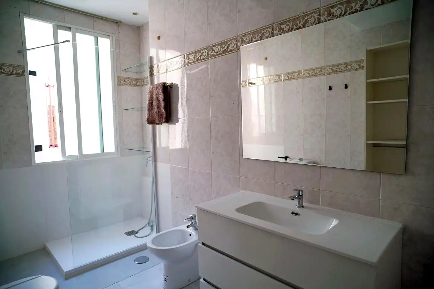 Baño de Apartamento de alquiler en Madrid con Aire acondicionado, Calefacción y Parquet