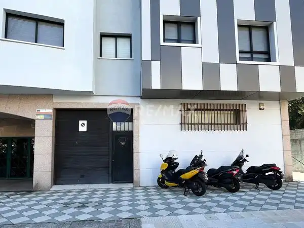 Vista exterior de Local en venda en Vigo  amb Aire condicionat i Calefacció