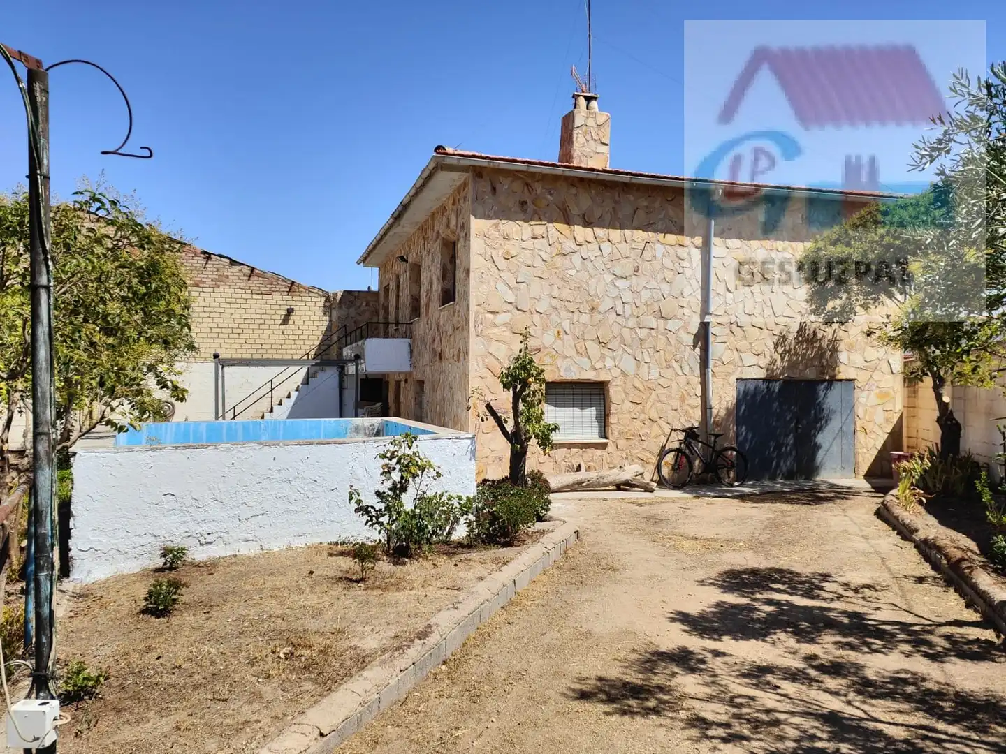 Vista exterior de Casa adosada en venda en Corral de Almaguer amb Jardí privat, Parquet i Terrassa