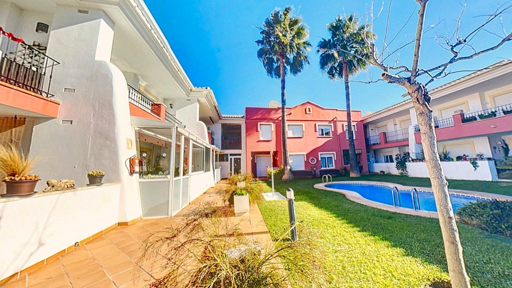 Vista exterior de Apartament en venda en Dénia amb Terrassa i Piscina comunitària