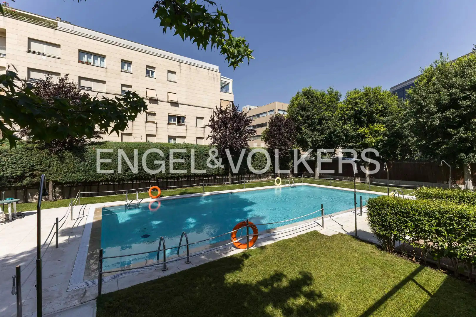 Piscina de Piso en venta en Madrid con Calefacción, Parquet y Terraza