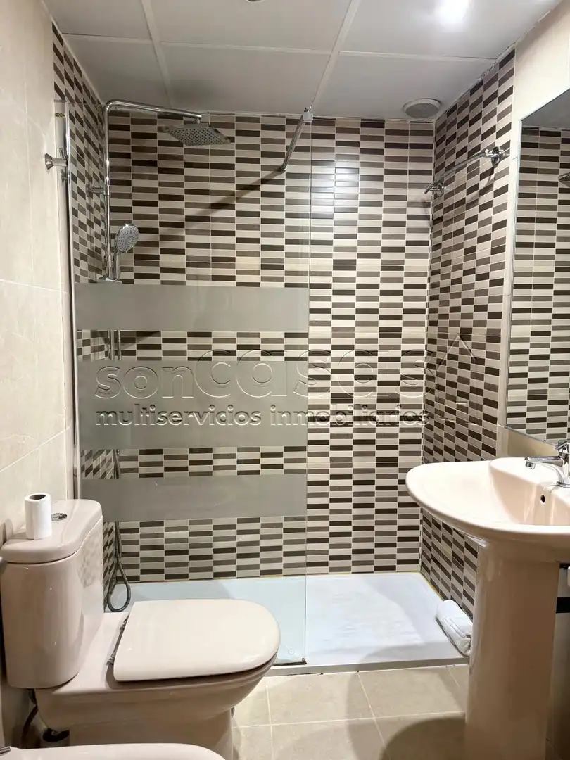 Bany de Apartament de lloguer en Madrid amb Aire condicionat, Calefacció i Piscina