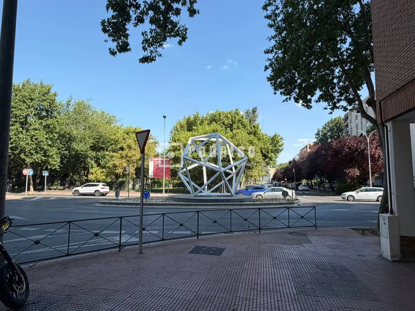 Vista exterior de Local en venda en Alcalá de Henares amb Aire condicionat