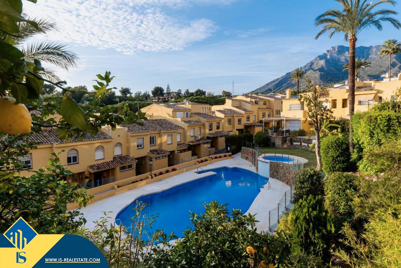 Vista exterior de Casa o xalet en venda en Marbella amb Aire condicionat, Calefacció i Terrassa