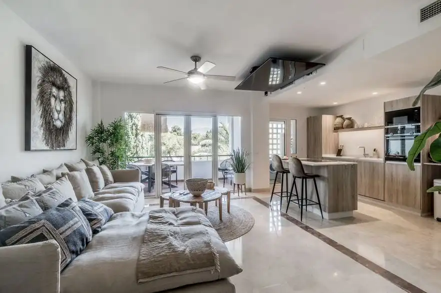 Sala d'estar de Dúplex en venda en Marbella amb Aire condicionat, Terrassa i Moblat
