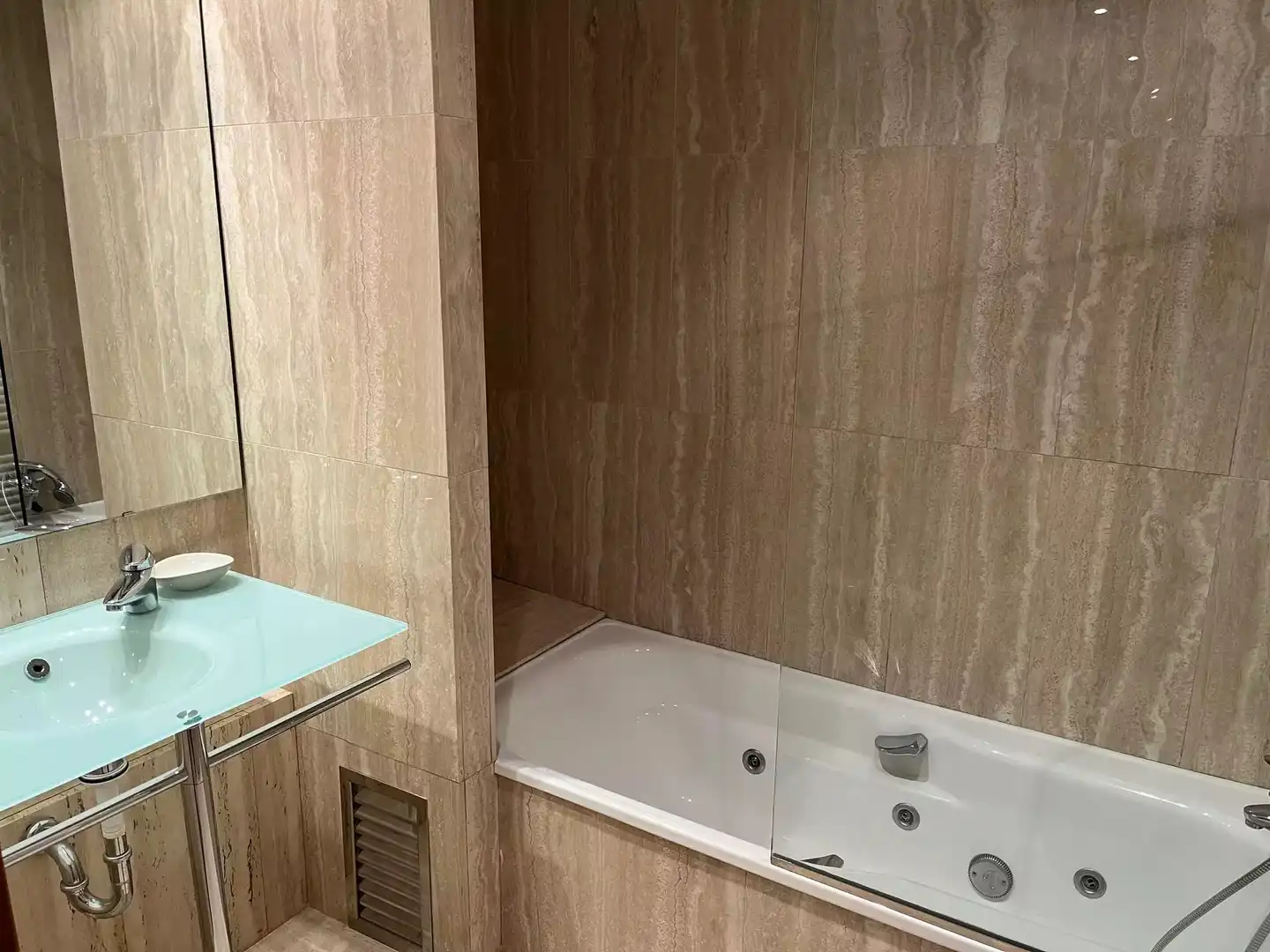 Bathroom of Flat for sale in Girona  with Air Conditioner, Heating and Parquet flooring