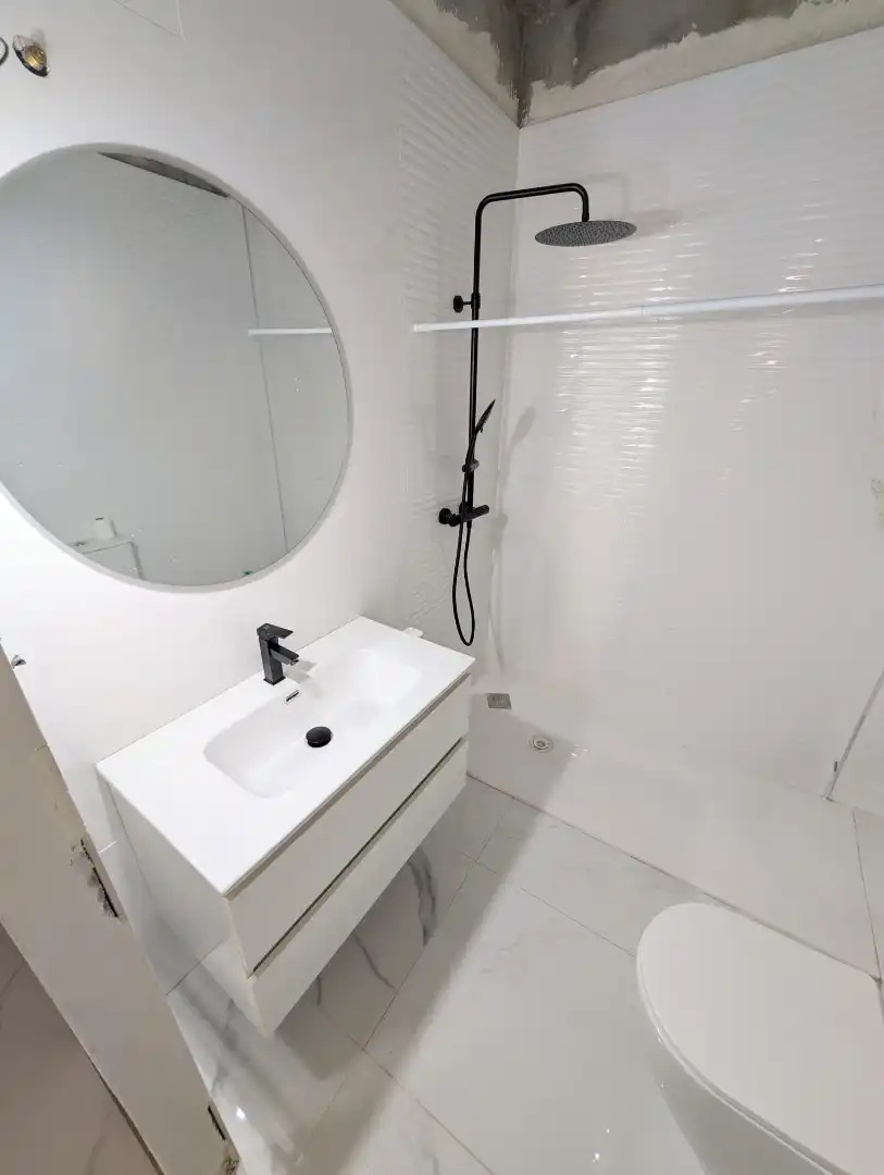 Bany de Casa o xalet en venda en Sevilla amb Aire condicionat, Terrassa i Traster