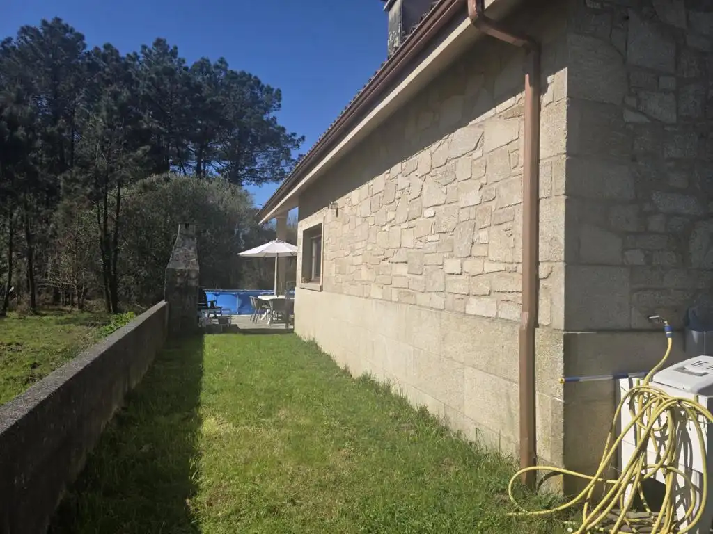 Vista exterior de Casa o chalet en venta en Boiro con Calefacción, Jardín privado y Parquet