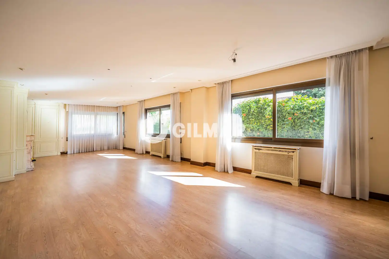 Sala d'estar de Casa adosada en venda en Madrid amb Calefacció, Jardí privat i Piscina