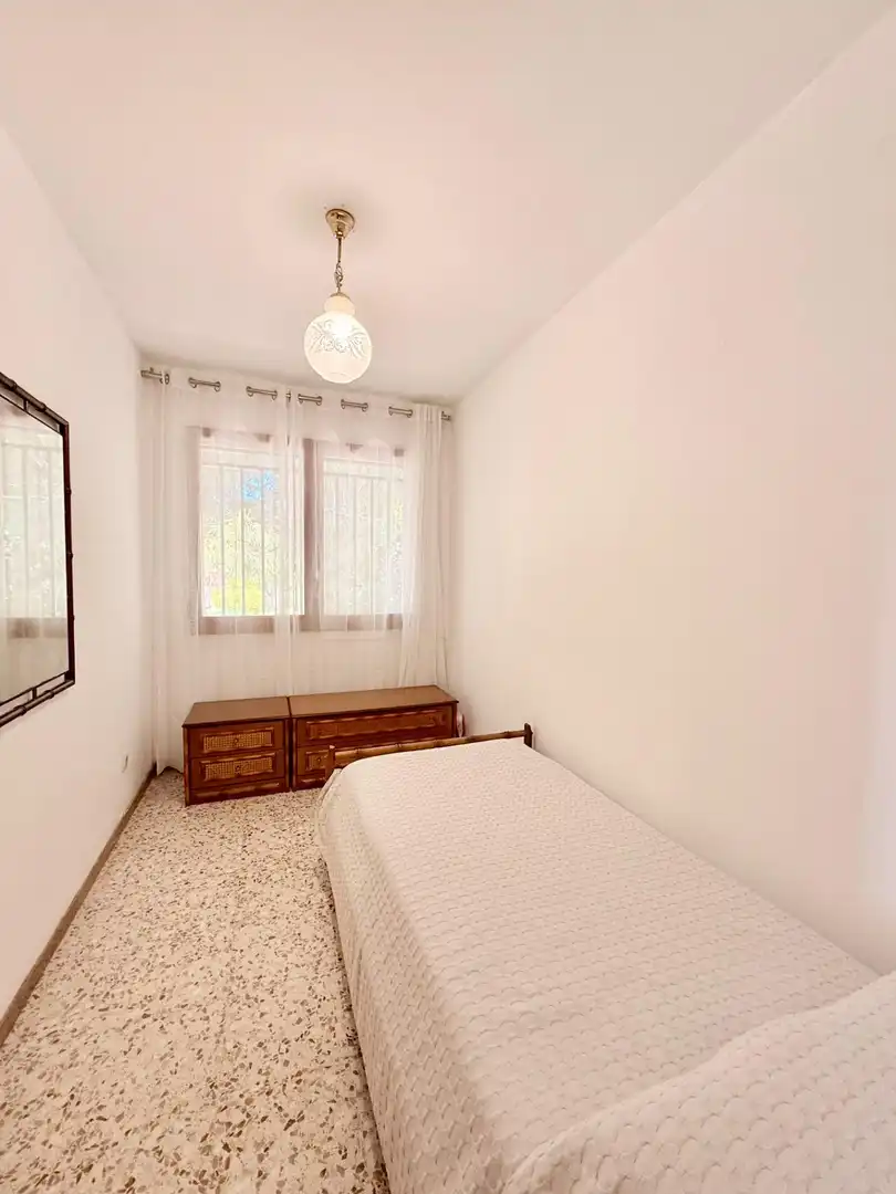 Schlafzimmer von Haus oder Chalet zum Verkauf in Calafell mit Klimaanlage, Heizung und Privatgarten