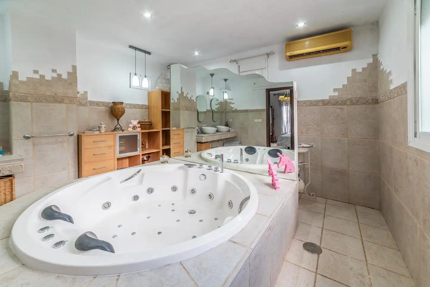 Bany de Casa o xalet en venda en Montequinto amb Aire condicionat, Jardí privat i Piscina