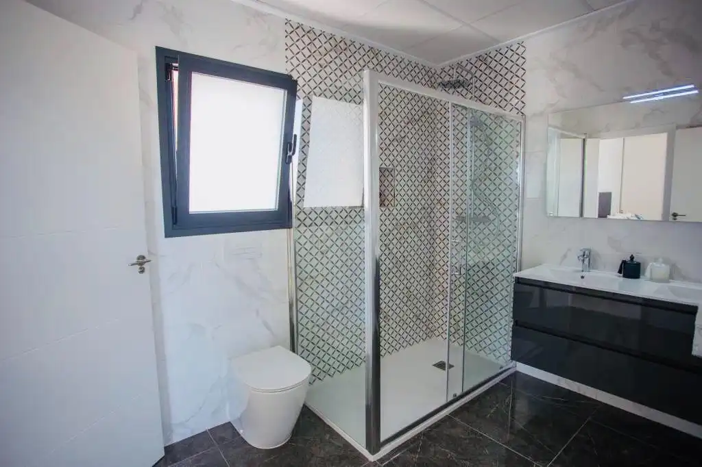 Bany de Casa o xalet en venda en Los Montesinos amb Jardí privat, Terrassa i Piscina