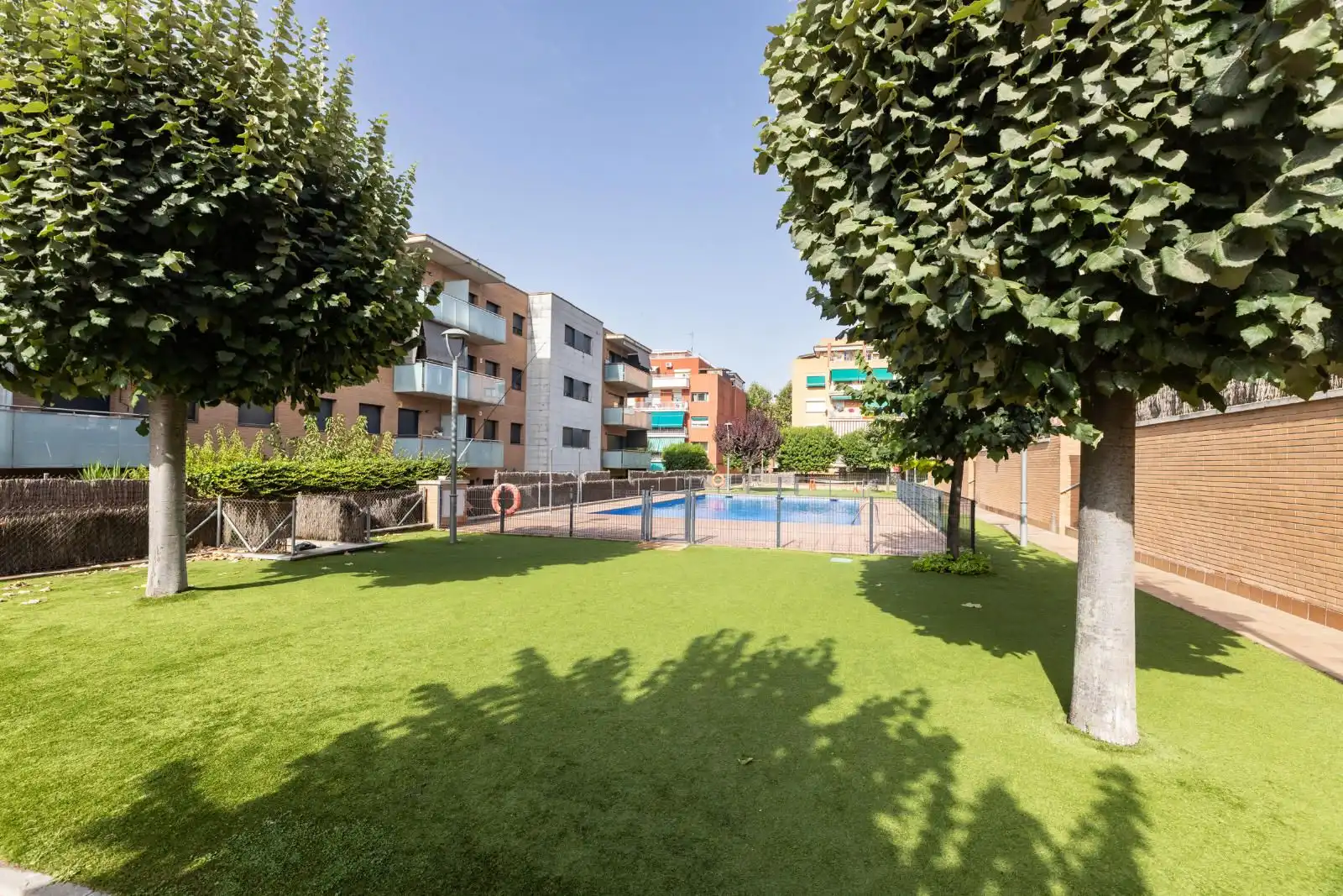 Piscina de Pis en venda en Parets del Vallès amb Calefacció, Jardí privat i Parquet