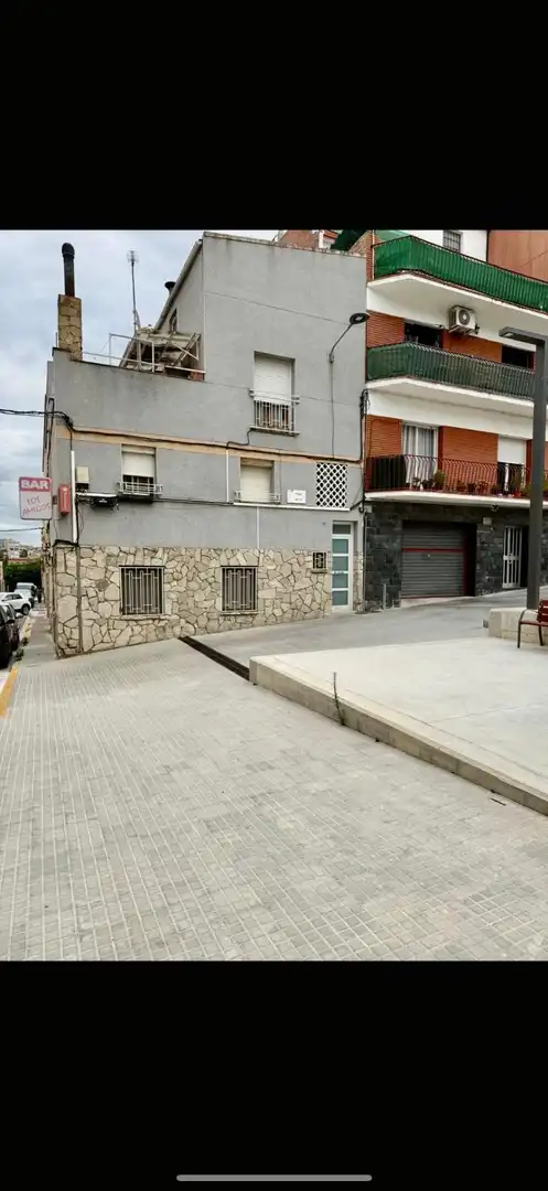 Parkplatz von Einfamilien-Reihenhaus zum Verkauf in Santa Margarida de Montbui mit Heizung und Terrasse