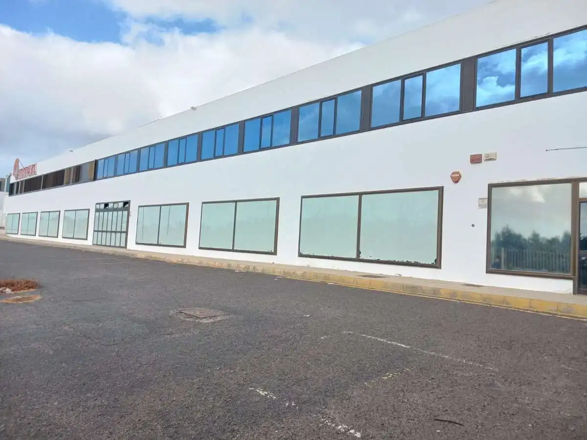 Außenansicht von Fabrikhallen zur Miete in San Bartolomé